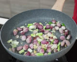 Foto langkah ke 4 dari resep Sayap Ayam Goreng dengan Oseng Bawang Devina Hermawan.