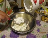 Foto del passaggio 3 della ricetta Tiramisù con lo yogurt e pesche sciroppate