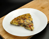 Foto del paso 4 de la receta: Tortilla de morcilla con pimientos rojos asados