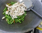 Foto langkah ke 2 dari resep Tumis Buncis Ayam Suwir.