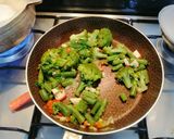 Foto del paso 4 de la receta: Salmón a las finas hierbas y ensalada tornillos