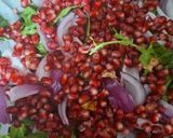 صورة لخطوة 1 من وصفة سلطة الرمان التوت البري