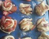 Foto del paso 5 de la receta: Galletitas en forma de rosa con frutillas y manzanas