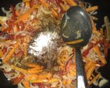 A picture of step 2 of Vegetable rice and white chicken stew.