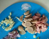 Foto langkah ke 1 dari resep Oseng bayam sosis bakso (simple).