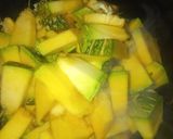 कद्दू की खट्टी मिठी गुड़ की सब्जी (kaddu ki khatti meethi gur ki sabzi recipe in Hindi) रेसिपी चरण 4 फोटो