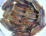 Foto del paso 1 de la receta Cazuela de boquerones en salsa de tomates negros