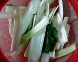 Foto del paso 11 de la receta Alubias pintas con acelgas y brotes verdes de cebolletas tiernas