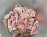 รูปขั้นตอนการทำที่ 1 ของ ขาหมูผัดพริกสด