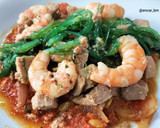 Foto del paso 7 de la receta: Solomillo de atún con sofrito, langostinos y alga wakame