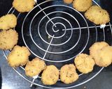 A picture of step 4 of Methi mathri.