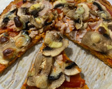 Foto del paso 9 de la receta: Pizza de masa de zanahoria con jamón York, champiñones y queso