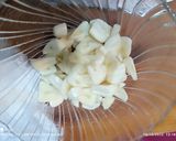 Foto del paso 6 de la receta: Col con patatas, huevo Mollet y refrito de ajos
