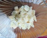 Foto del paso 6 de la receta: Col con patatas, huevo Mollet y refrito de ajos