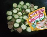 Foto langkah ke 5 dari resep Sup Oyong Bakso.