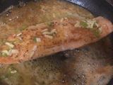 Salmón rosado con salsa de manteca y limón!