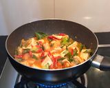 Foto langkah ke 5 dari resep Salmon Tumis Cabai.