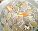 รูปขั้นตอนการทำที่ 2 ของ ขนมจีนเครื่องในหมู (ข้าวปุ้นน้ำใส้)
