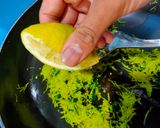 A picture of step 4 of Kacha papaiya nu chhin / raw paw paw stir-fry.