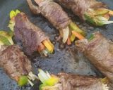 Foto langkah ke 4 dari resep Teriyaki Steak Rolls.