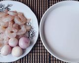 A picture of step 1 of Banh Canh Tom with Coconut Milk.