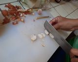 รูปขั้นตอนการทำที่ 2 ของ ยำไข่เจียวหมูสับน้ำพริกเผา
