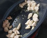 Une image de l'étape 2 de Nouilles chinoises sautées aux légumes et poulet en cocotte😋.