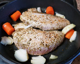 Foto del paso 2 de la receta: Pechuga de pavo al romero