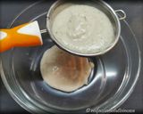 Foto del passaggio 2 della ricetta Tartare di Branzino al Pepe Rosa e Cipolle di Breme