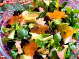 Ensalada de canónigos con aguacate, queso fresco y mermelada de naranja