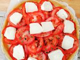 Tarte au thon, tomates, moutarde et chèvre