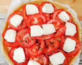 Une image de l'étape 8 de Tarte au thon, tomates, moutarde et chèvre.