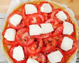 Une image de l'étape 8 de Tarte au thon, tomates, moutarde et chèvre.