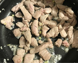 Foto del paso 5 de la receta: Berenjena, cebolla y cerdo con miso