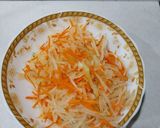 A picture of step 3 of Som Tum Yam.
