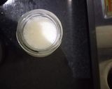 A picture of step 2 of KitKat Vanilla ThickShake.