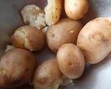 A picture of step 1 of Frozen aloo tikki.