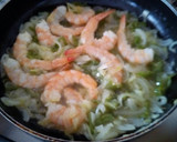 Foto del paso 9 de la receta: Bacalao frito con langostinos, cebollas y pimiento