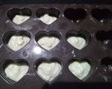 A picture of step 5 of Peanuts white chocolate.