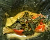 Foto langkah ke 7 dari resep Ayam Pedas Kemangi Kemas Daun Pisang.
