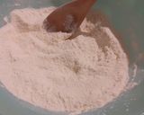 Foto del passaggio 1 della ricetta Fritole con pinoli, uvetta, grappa e profumo d'arancia