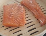 Foto del paso 1 de la receta: Salmón con tirabeques al vapor y dos salsas