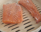 Foto del paso 1 de la receta: Salmón con tirabeques al vapor y dos salsas