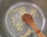 Foto del passaggio 2 della ricetta Zuppa d'aglio con stracciatella d'uovo