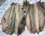 Foto del paso 2 de la receta Caballa en aceite de oliva con copos de chile