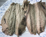 Foto del paso 2 de la receta: Caballa en aceite de oliva con copos de chile