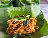 Foto langkah ke 5 dari resep Mie Goreng Bungkus Daun Ala Angkringan.