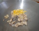 Foto langkah ke 4 dari resep Char Kway Teow 15 Menit! 🔥 Kwetiau Goreng Malaysia ala Penang 🇲🇾 Anti Gagal.