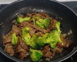 Foto langkah ke 5 dari resep Tumis brokoli daging sapi.