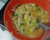 Foto langkah ke 2 dari resep Telur dadar sayur favorit si kecil.
